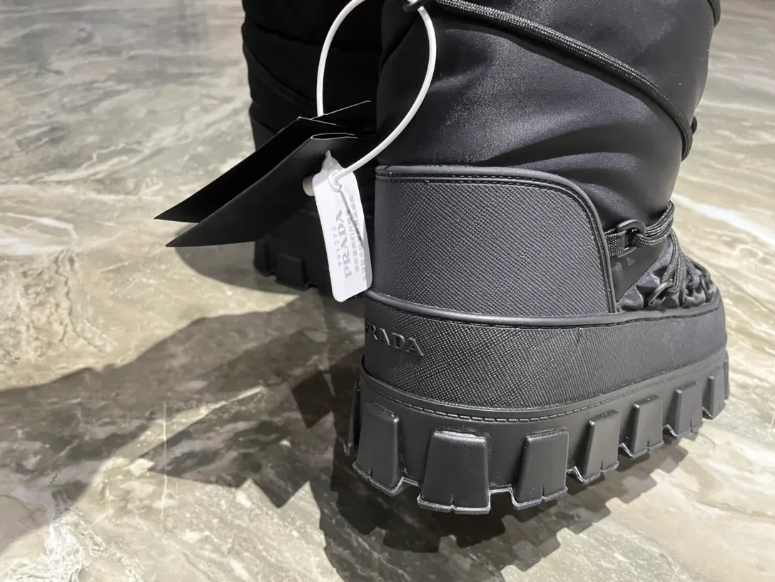 👟👟Ex-factory price 740👟👟 The highest version on the market, Prada's king style, snow boots, ski boots, fat and cute, so cute →_→ From the Prada limited series, unique. Shiny nylon Oblique upper with criss-cross straps for an ideal fit. The boots are made of technical fabric and have a short-cut version. They can be worn in the city or in the mountains. They make the calves slimmer, taller, warmer and have a concave shape. The boots and soles use the original waterproof effect. The size is 35-40. 41Customized